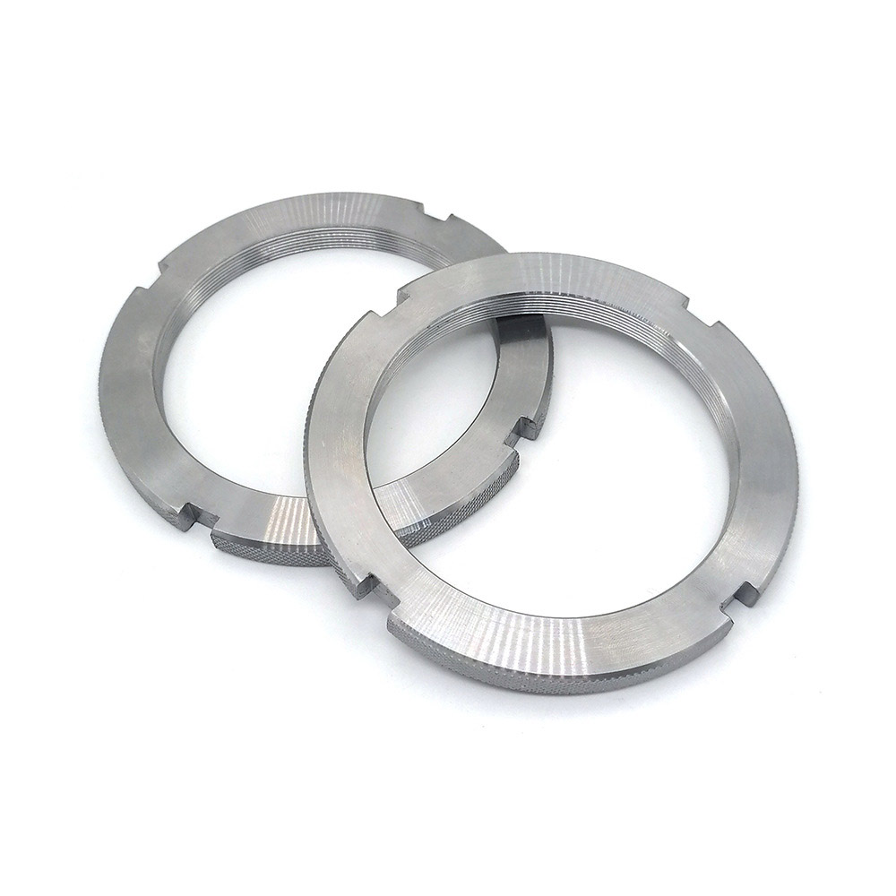 W pełni gwintowane okrągłe nakrętki z rowkiem