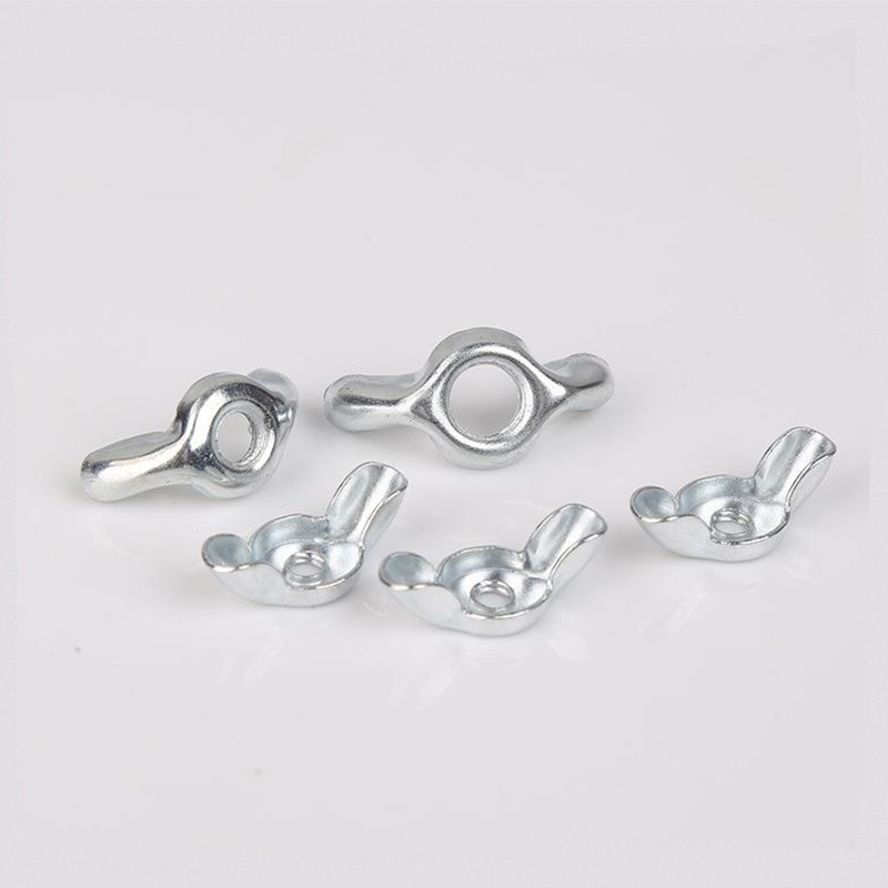 Zaokrąglone uszy z orzechami skrzydełkowymi